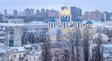 2月27日，在乌克兰基辅，周末宵禁期间，圣沃洛迪米尔大教堂（St. Volodymyr's Cathedral）与首都天际线交相辉映。