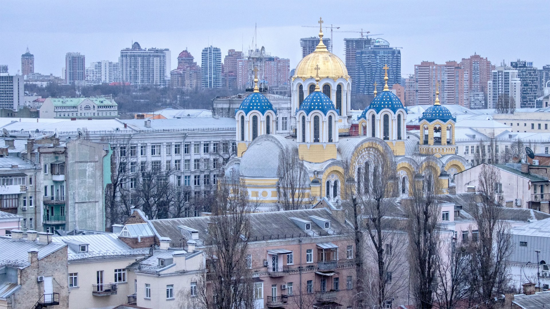 2月27日，在乌克兰基辅，周末宵禁期间，圣沃洛迪米尔大教堂（St. Volodymyr's Cathedral）与首都天际线交相辉映。