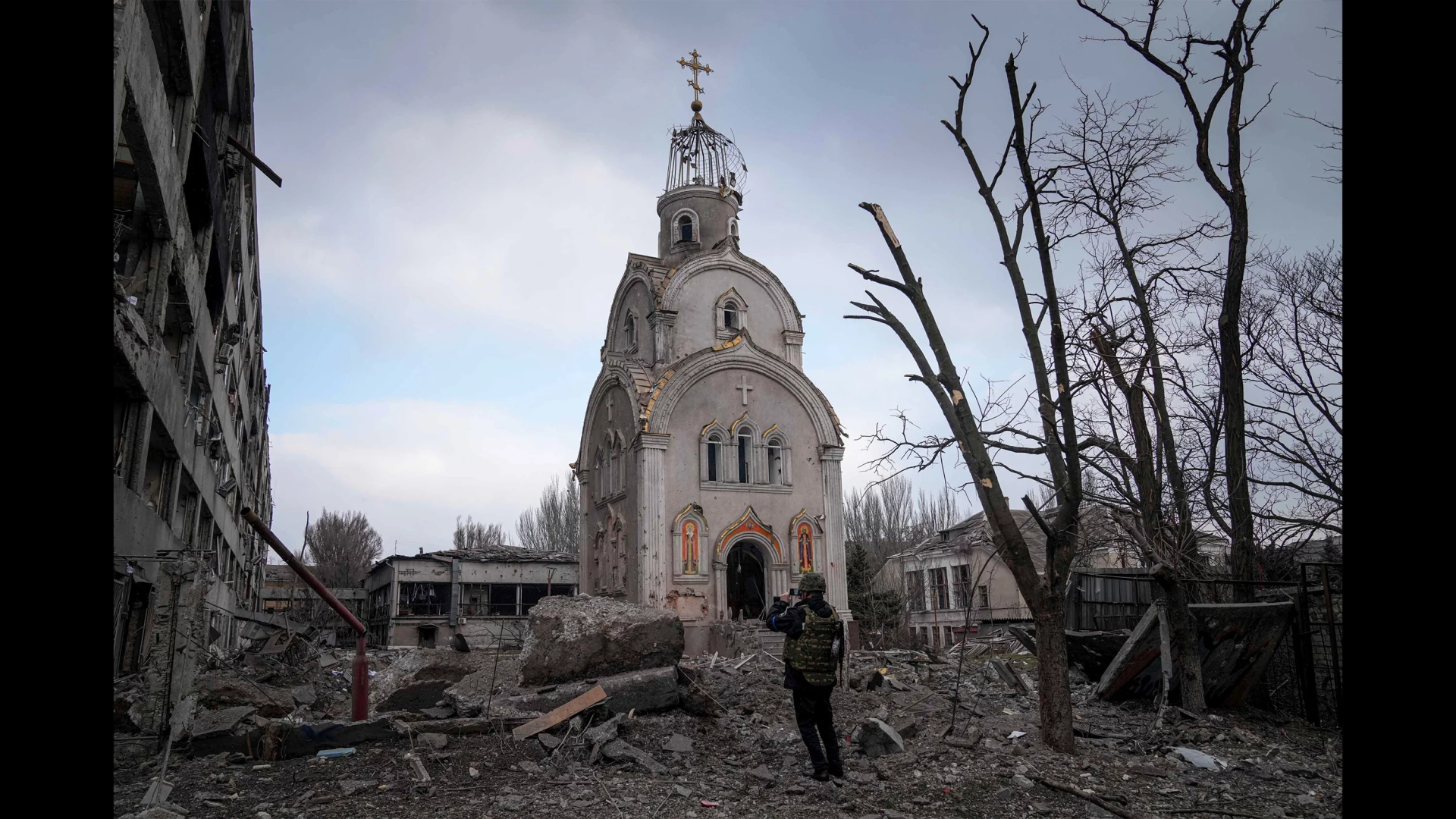 3月10日，在乌克兰马里乌波尔（Mariupol）的一个住宅区遭到炮击后，一名乌克兰士兵拍摄了一座受损的教堂。