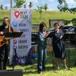 崔宇（左一）和小旭（左二）带领新生命教会户外敬拜