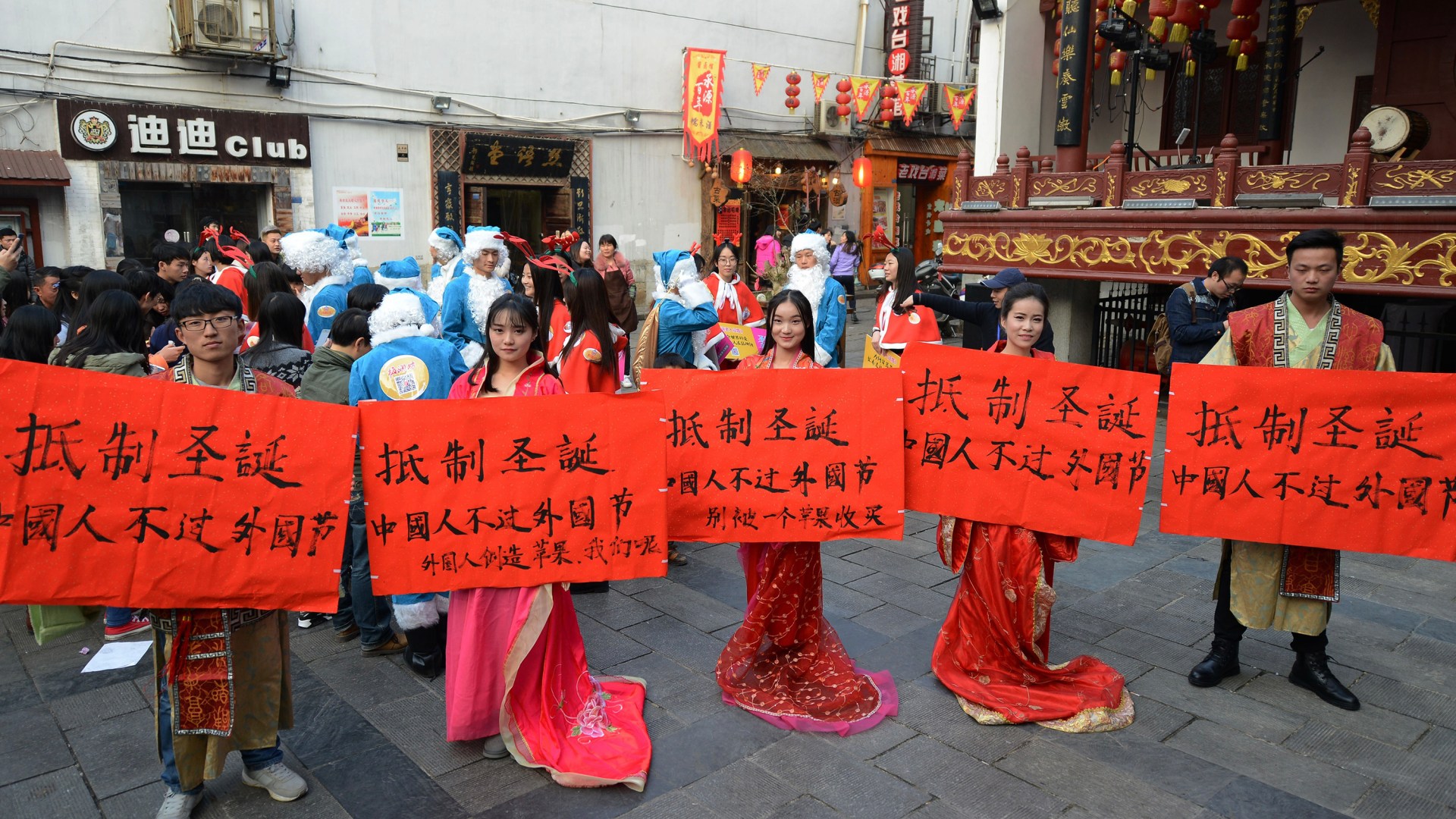 中国大学生身着汉服举牌呼吁抵制圣诞节