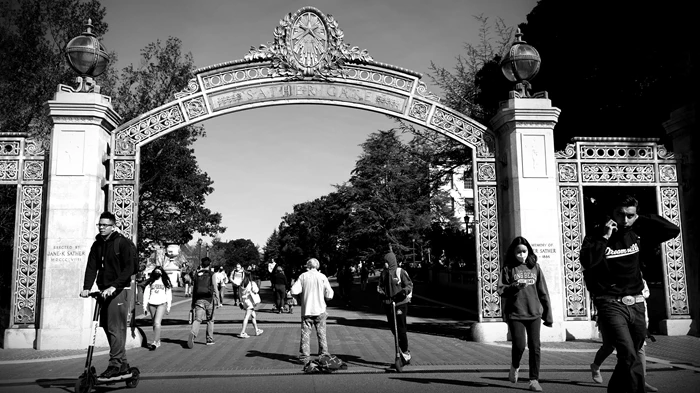 人们经过UC柏克莱大学的斯普劳尔广场（Sproul Plaza）