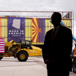 拜登总统在凤凰城参观台积电芯片工厂时，美国特勤局特工在一旁站岗。