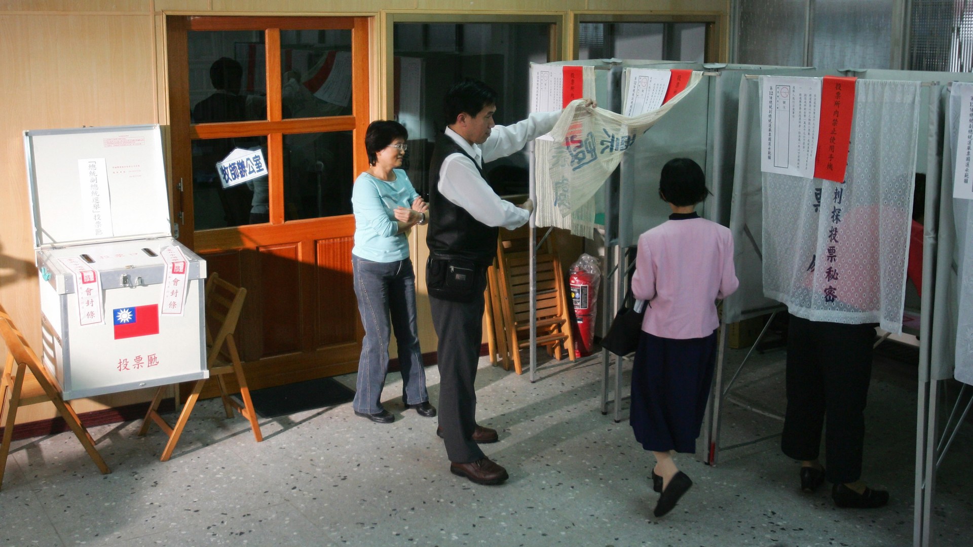 台湾选民在总统选举中投票