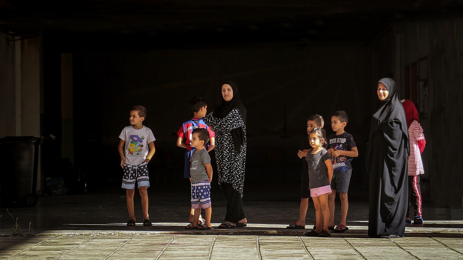 来自黎巴嫩南部，逃至贝鲁特（Beirut）避难的什叶派妇女和她们的孩子。