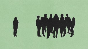 一名女性被排除在谈话群体之外