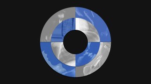 几张在医疗环境中神情悲伤的人的图片。